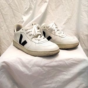 FRIDAY SALE! Veja V-10 Sneakers Size 37 / 6